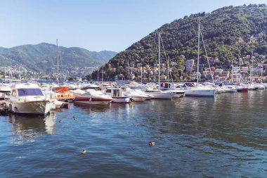 COMO, ITALY-HAZİRAN 25. 2018 İtalya 'da Lago di Como. Como Gölü 'nde tekneler 