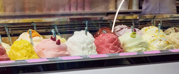 Différents Goûts Crème Glacée Italienne Fruitée Dans Congélateur — Photo
