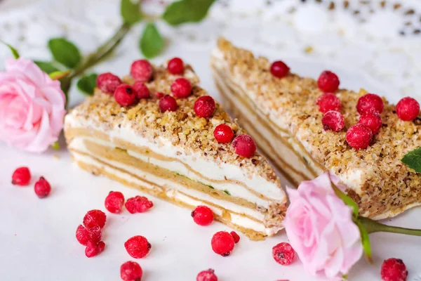 Französische Rustikale Vanilletorte Mit Roten Preiselbeeren Und Rosa Rose — Stockfoto