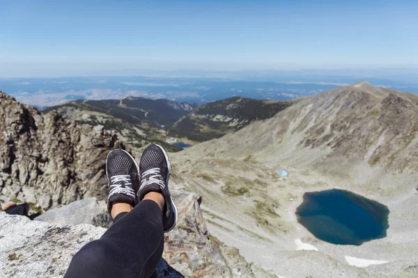 Benen Met Wandelschoenen Van Vrouw Zittend Een Hoge Bergtop Met — Stockfoto