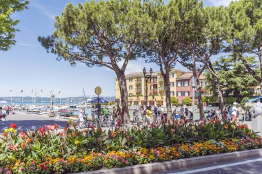 Sirmione, İtalya-Haziran 27,2018: Scaliger Kalesi, Sirmione. Garda Gölü Scaliger kule 