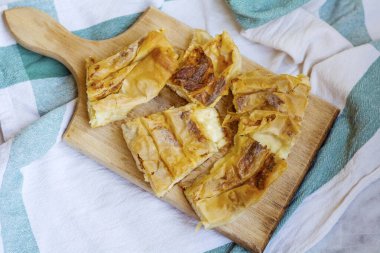 Geleneksel Bulgar Peynirli Phyllo Pastası.