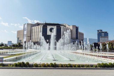 SOFYA, BULGARIA - Ağustos 2021: Ulusal Kültür Sarayı önündeki çeşmeler