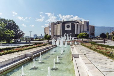 SOFYA, BULGARIA - Ağustos 2021: Ulusal Kültür Sarayı önündeki çeşmeler