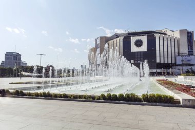 SOFYA, BULGARIA - Ağustos 2021: Ulusal Kültür Sarayı önündeki çeşmeler