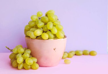 Pembe Kupadaki Taze Organik Üzümler. Kuru üzüm için tohumsuz üzüm.