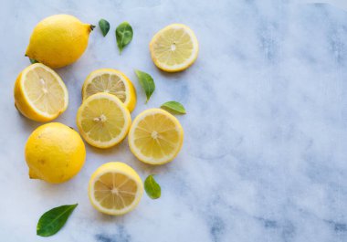 Fotokopi Uzayı ile Beyaz Mermer Arkaplanda Taze Limonlar. Üst Görünüm.