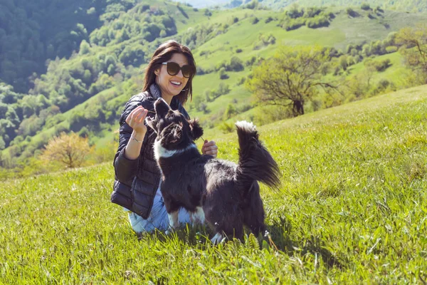 Красивая Молодая Женщина Обнимает Свою Приемную Собаку Открытом Воздухе Летней — стоковое фото