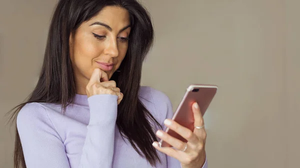 Hermosa Mujer Sonriente Usando Teléfono Inteligente —  Fotos de Stock