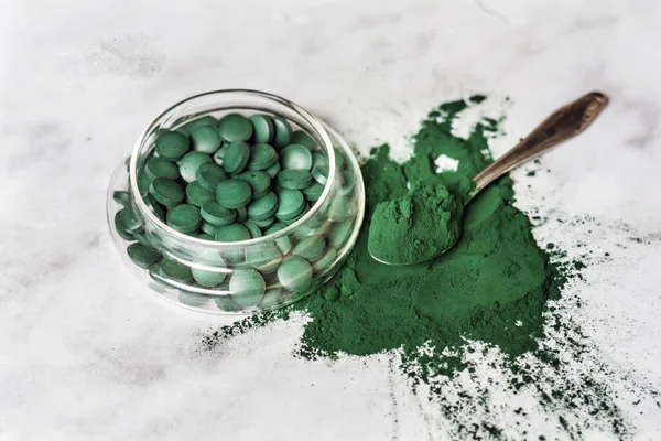 Spirulina Pulver Och Piller Hälsosam Kost Tillägg Ekologiska Gröna Alger — Stockfoto