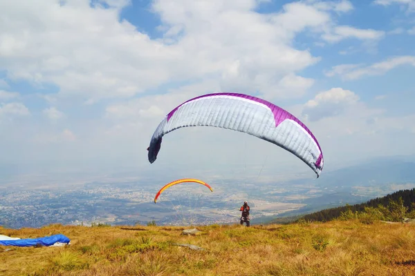 Paraglider Vliegen Blauwe Bewolkte Lucht — Stockfoto