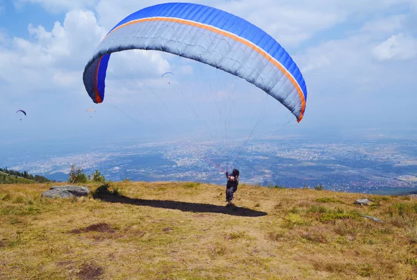 Paraglider Vliegen Blauwe Bewolkte Lucht — Stockfoto