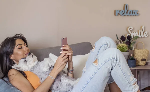 Belle Femme Souriante Détendant Maison Avec Son Chien Havanais Téléphone — Photo