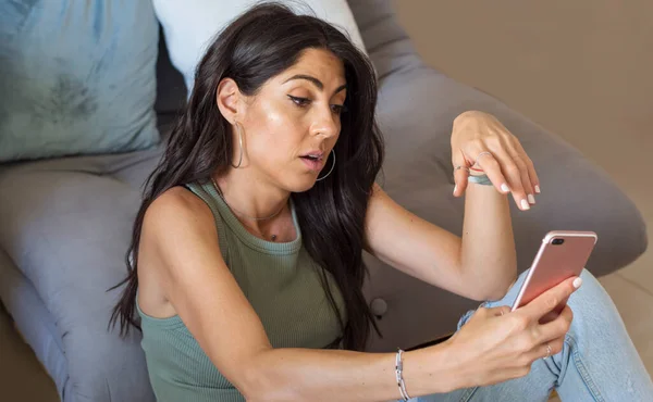 Mujer Triste Triste Preocupada Sentada Casa Mirando Smartphone — Foto de Stock