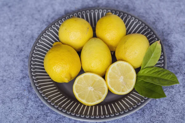 Frische Gelbe Zitronen Einem Teller — Stockfoto