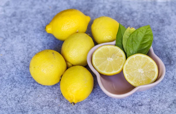 Frische Gelbe Zitronen Einem Teller — Stockfoto
