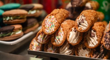 Geleneksel İtalyan fırınında fıstıklı Cannoli.