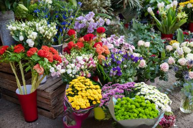 Çiçekçi dükkanında çiçek buketleri
