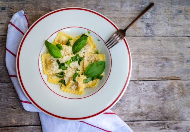 Parmesanlı ve fesleğenli Tagliatelle. İtalyan usulü kakao.