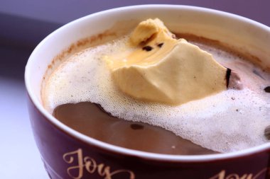 Beyaz arka planda vanilyalı dondurma kepçesi ile nefis siyah kahve.