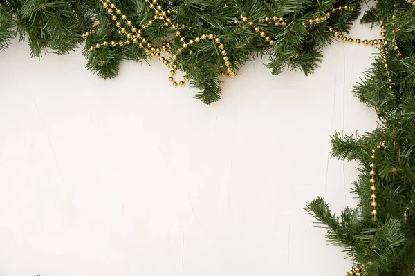 圣诞作文 圣诞节的背景白色纹理背景上的圣诞树的绿色枝条 复制空间 顶视图 班纳有选择的重点 — 图库照片