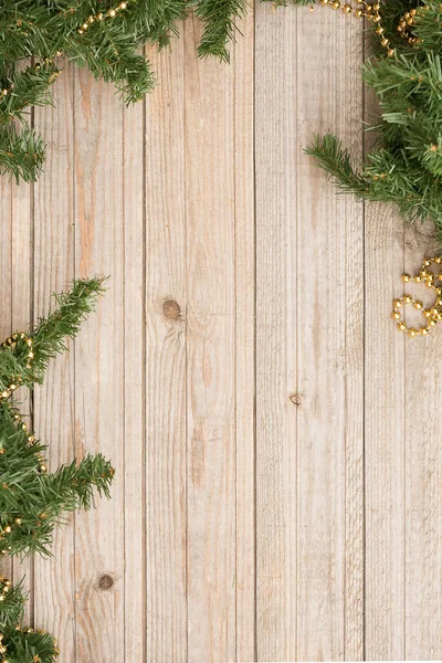 圣诞作文 在木制垂直背景上装饰着黄金的枞树枝条 复制空间 顶视图 有选择的重点 — 图库照片
