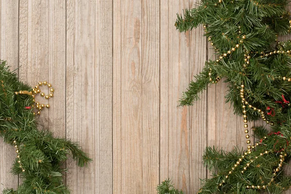 Weihnachtskomposition Tannenzweige Mit Goldverzierungen Auf Einem Hölzernen Horizontalen Hintergrund Layout — Stockfoto