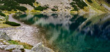 güzel dağ Gölü'nün panoramik görünüm