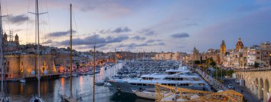 Birgu, Malta - 27 Ekim 2019: Birgu, Senglea, Fort Saint Angelo ve Vittoriosa yat marinasının panoramik manzarası