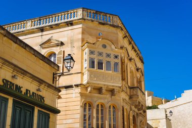 Victoria, Malta - 9 Mart 2017: Rabat 'ta (Victoria) ahşap balkon ve değerli mücevher dükkanı ile inşa edilmiş geleneksel Malta konağı, Gozo