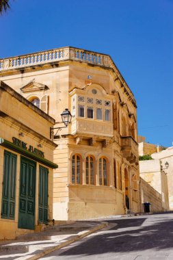 Victoria, Malta - 9 Mart 2017: Rabat 'ta (Victoria) ahşap balkon ve değerli mücevher dükkanı ile inşa edilmiş geleneksel Malta konağı, Gozo