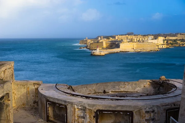 Malta Forte Ricasoli Breakwater Com Farol Visto Das Paredes Fort — Fotografia de Stock