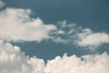 Vintage gökyüzü kabarık bulutlar ile