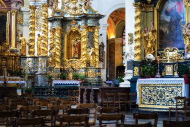 Katolik kilisesinin içinde.