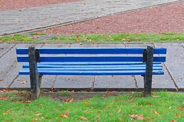 Panchina blu nel parco — Foto Stock