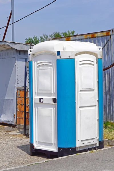 WC portátil en el sitio de construcción —  Fotos de Stock