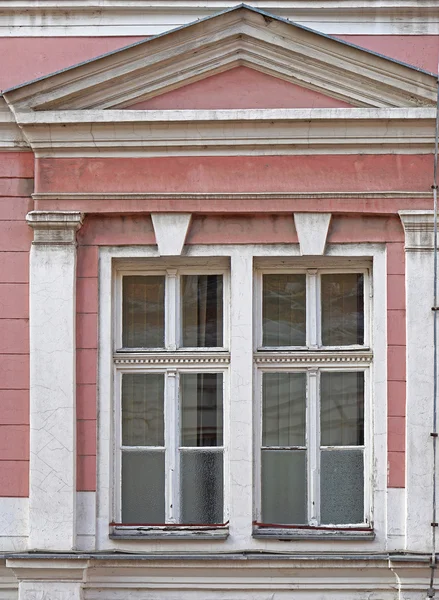 Twee neoclassicistische windows — Stockfoto