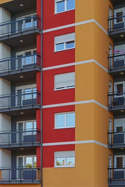 Nuevo edificio de condominio — Foto de Stock