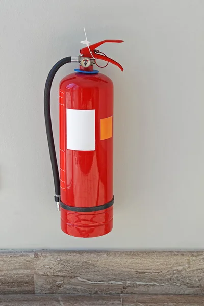 Extintor de incêndio na parede — Fotografia de Stock