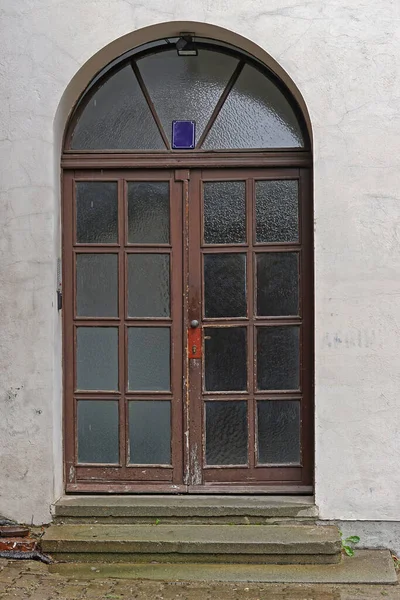 閉じたアーチガラスの二重ドアの家の入り口 — ストック写真