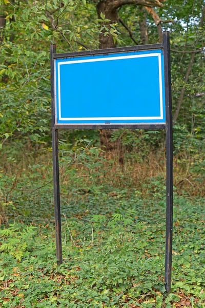 Пустое Пространство Синяя Информационная Доска Лесу — стоковое фото