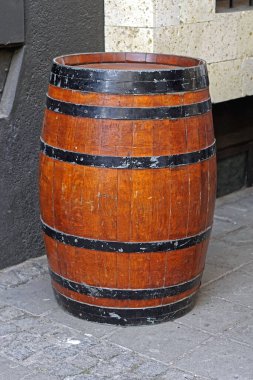 Sokaktaki eski tahta fıçı.