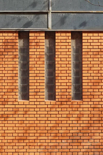 Drei Fenster Neuen Orangefarbenen Backsteinbau — Stockfoto