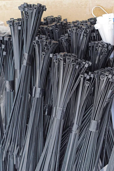 新しいブラックプラスチックケーブル接続のバンドル — ストック写真