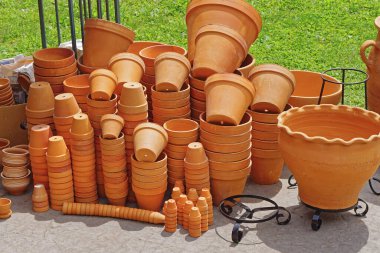 Çiçekler için portakallı kil, pamuklu tencere.