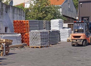 Deponun dışındaki plastik borular ve borular.