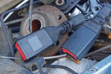 Son kullanma tarihi geçmiş emniyet kemeri parça güvenlik aygıtı takar