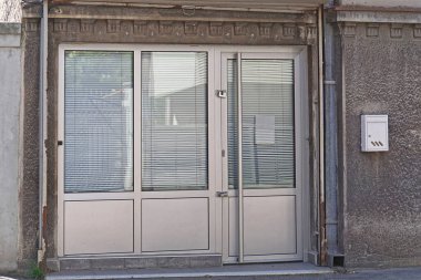 Boş dükkanda kapalı kapı ve panjurlar