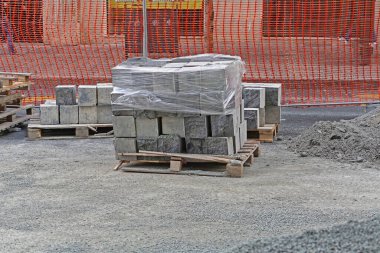 İnşaat alanında ağır granit bloklar var.