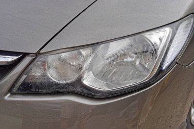 Arabanın farlarındaki yoğunlaştırılmış su objektiflere zarar verdi
